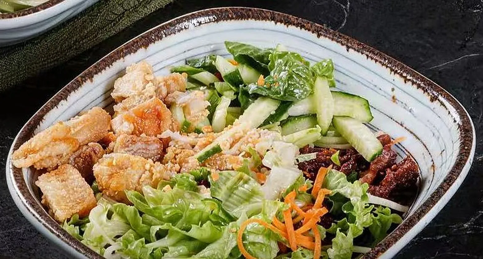 Bò bún au poulet grillé et nems