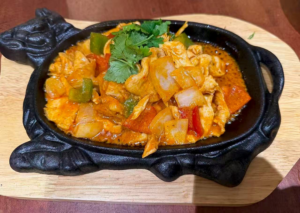 Poulet mijoté servi sur plaque chauffante