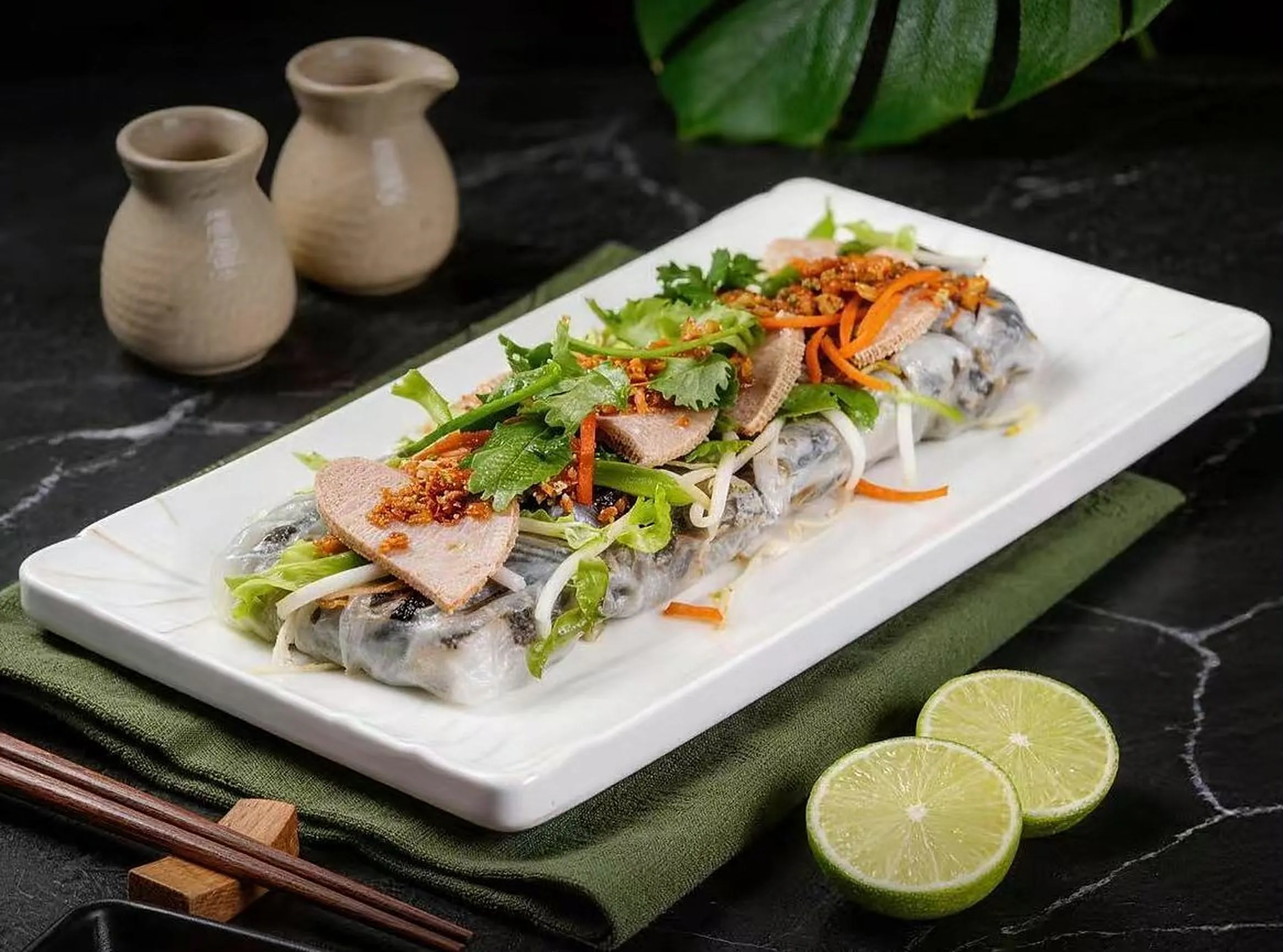 Raviolis vietnamiens au porc, herbes fraîches et oignons frits